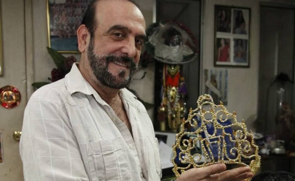 El diseñador Eduardo Zablah guarda una de las coronas que logró Nathalia Casco para Honduras.