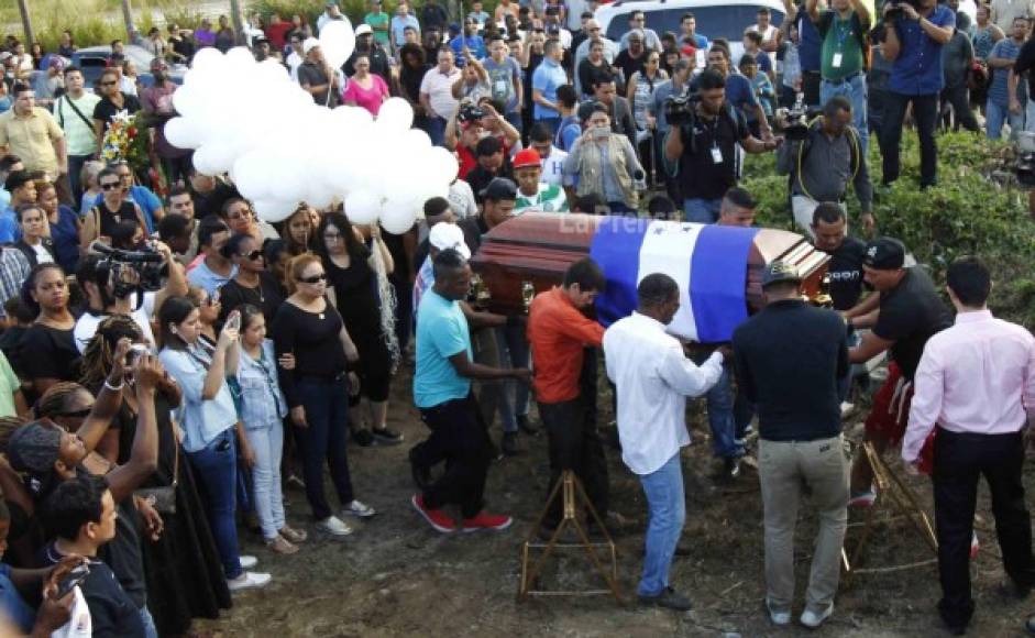 El féretro recorrió una avenida del barrio donde vio hacerse deportista, curiosamente la cancha donde inició a jugar, se encontraba frente al lugar donde su cuerpo fue sepultado.