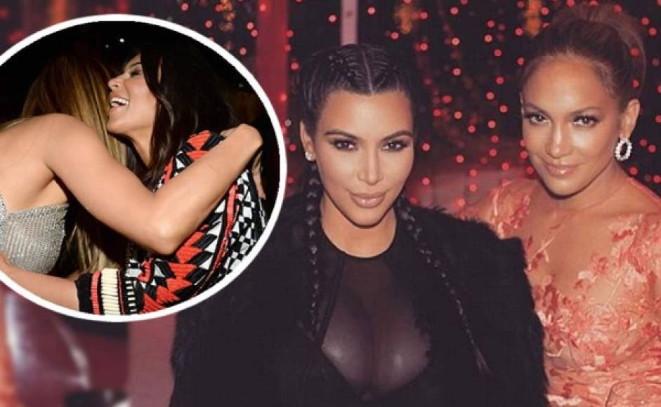A Kim Kardashian le encanta copiarle los looks a Jennifer López. La socialité ha declarado públicamente su admiración hacia Jennifer López por eso en muchas ocasiones la vemos vestir muchos de sus looks.