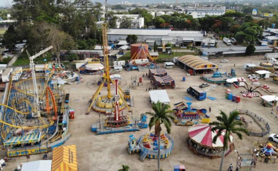 ¡Comenzó la feria juniana en San Pedro Sula! Y una de las grandes atracciones en este mes será, sin duda, los juegos mecánicos. Fotos Yoseph Amaya/LA PRENSA.