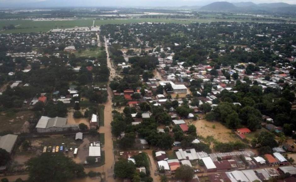 Iota, clasificado como un huracán 'extremadamente peligroso', ha ocasionado además daños en el sistema de suministro de energía, deslizamientos de tierra, caída de árboles y el desbordamiento de los caudalosos ríos Ulúa y Chamelecón, entre otras fuentes.<br/>