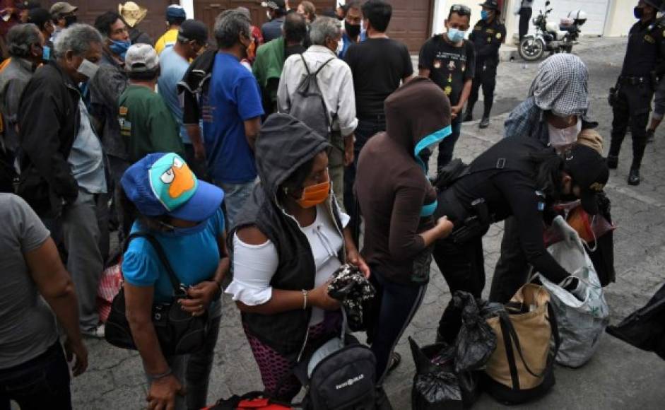 Al menos un millar de familias han recibido hasta este jueves bolsas de alimentos perecederos en medio de la crisis económica provocada por la cuarentena social y el toque de queda decretado por el Gobierno de Guatemala para paliar la curva de contagio del coronavirus.