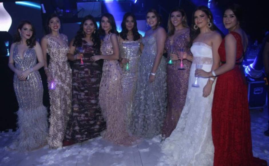 Las jovencitas de la promoción 2018 de la Escuela Internacional Sampedrana lucieron elegantes vestidos en la noche de graduación.
