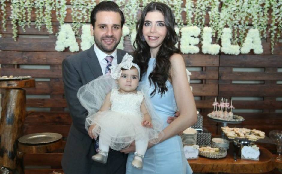 David y Andrea Monterroso con su linda bebé Antonella Monterroso Zgheibra.