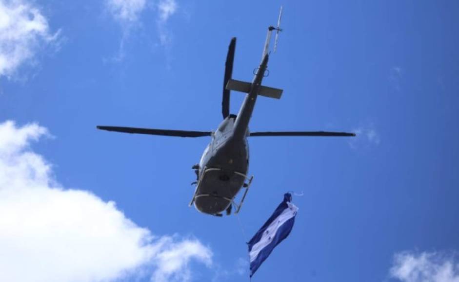 Los 14 paracaidistas portaban banderas de los diferentes países de Centroamérica y uno a uno fueron aterrizando en la grama del Nacional siendo recibidos por los asistentes que en ese momento abarrotaron el estadio.