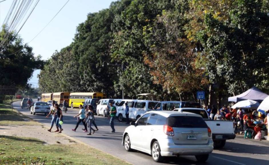 En todas las salidas de la ciudad, los sampedranos ruegan por puentes peatonales, aunque muchos de ellos, por inseguridad y tiempo muchas veces no los utilizan, según las autoridades.