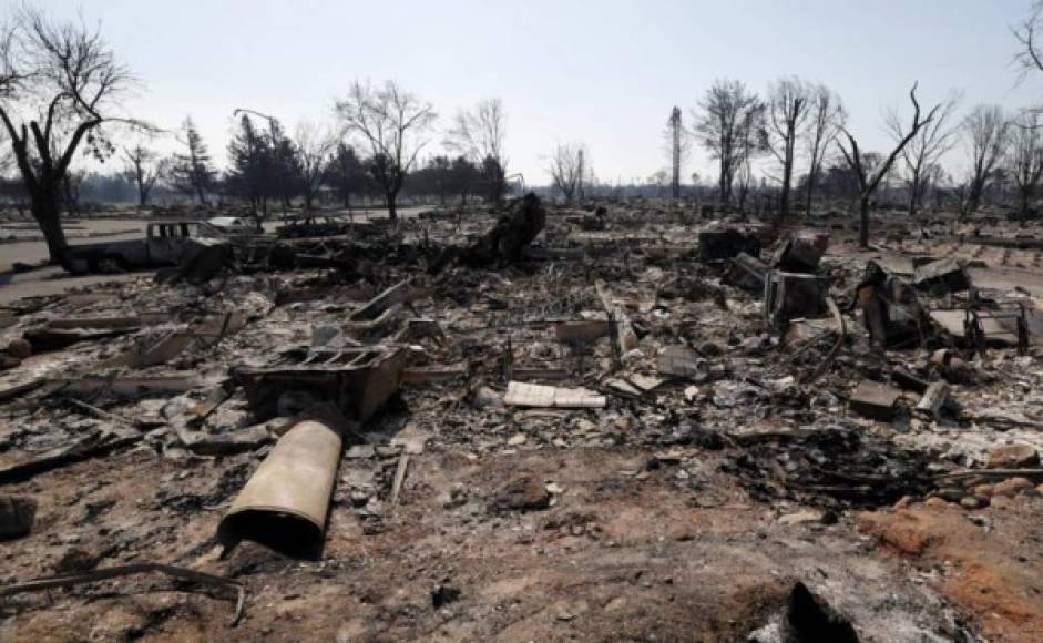 Al menos 41 personas han muerto y más de 86,000 hectáreas han quedado arrasadas por los incendios que desde hace más de una semana arden en California (USA), de acuerdo con los últimos datos ofrecidos hoy por el Departamento Forestal y de Protección contra Incendios del estado.