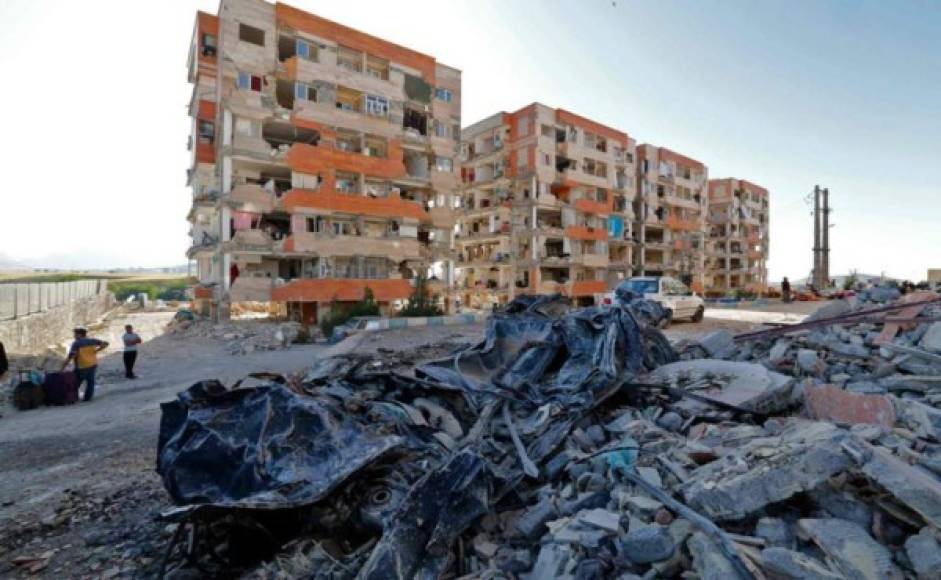 Al menos 530 personas murieron y 7,800 resultaron heridas en el terremoto de 7,3 grados en la escala de Richter que se registró el pasado domingo en el oeste de Irán, revelan las últimas cifras oficiales difundidas hoy. Estos nuevos datos suponen un aumento considerable en el número de víctimas mortales causadas por el seísmo en la provincia de Kermanshah, fronteriza con Irak, cuyo balance ayer era de 430.