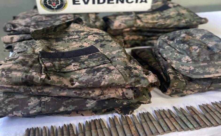 Mantenían camisas, pantalones y gorras similares a los de la Policía Militar.