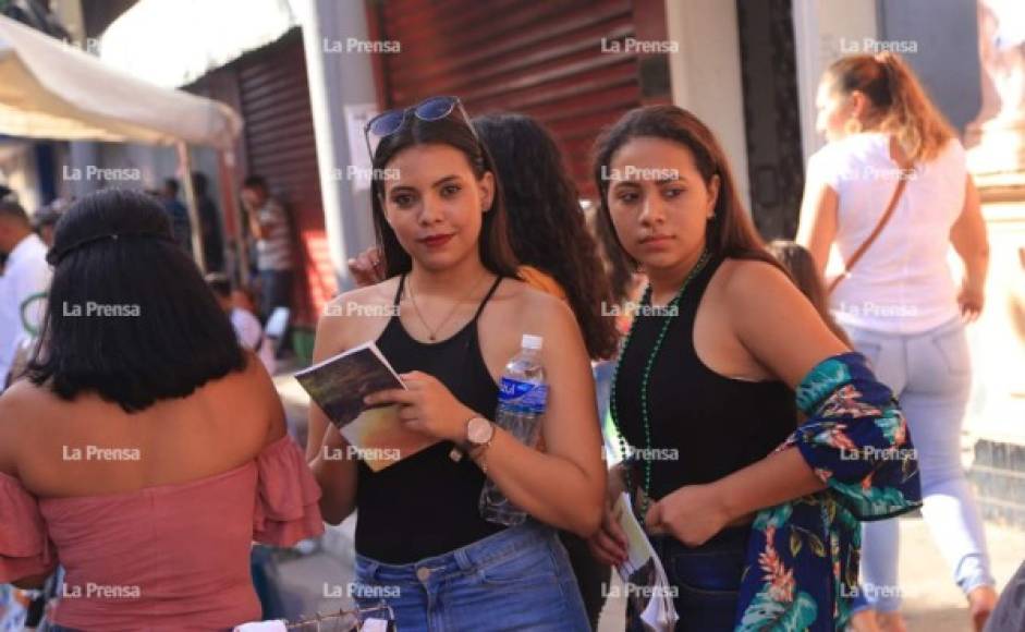 Mujeres de todas las edades están disfrutando la Feria Isidra, la cual termina hoy.