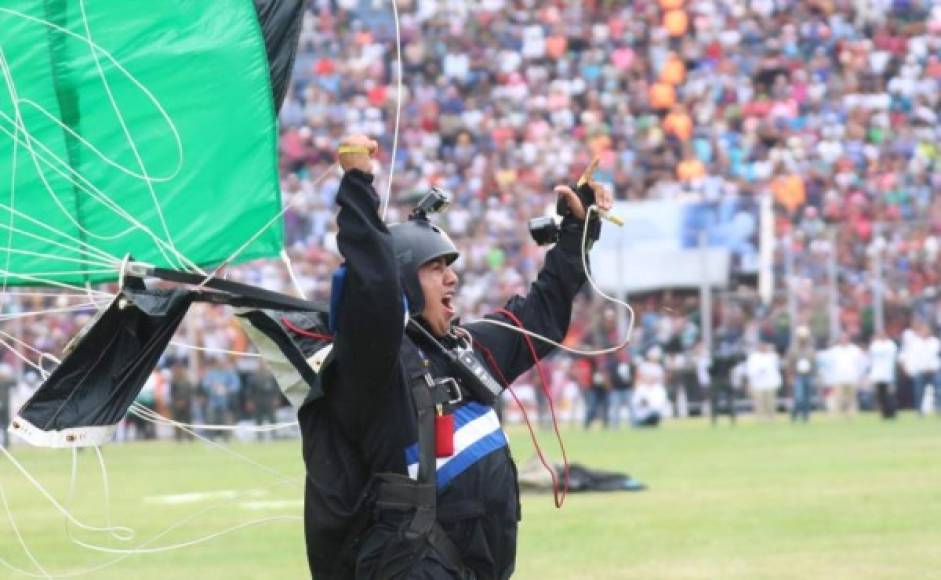 La emoción también se apoderó de los acróbatas al aterrizar en el estadio.