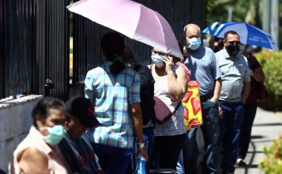 Miles de personas de la tercera edad abarrotaron este jueves los establecimientos bancarios aprovechando el día libre que dio el Gobierno por el toque de queda.