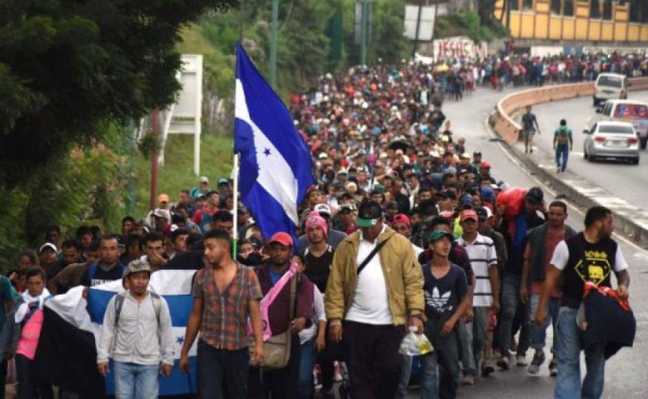 Portando la bandera de Honduras, la caravana seguía y más personas se sumaban a ellos. Buses, rastras y vehículos particulares les daban 'jalón', sobre todo a las mujeres con niños en sus brazos. En todo el camino encontraron quienes les tendiera la mano.