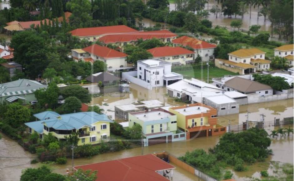 El centro de la ciudad, los campos bananeros y poblados aledaños están convertidos en ríos.<br/>Bomberos, Cruz Roja, agentes policiales, la Fuerza Aérea de Honduras, ciudadanos, voluntarios de iglesias evangélicas, que han conformado prácticamente una fuerza de tarea de rescate, se encuentran evacuando a los damnificados en lanchas, helicópteros y vehículos.