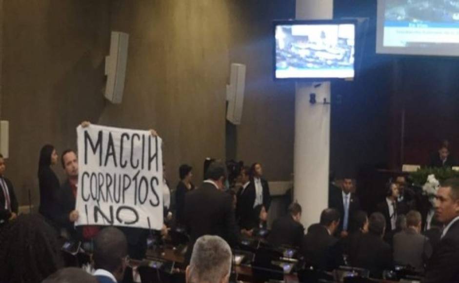 Parlementarios del Partido Libre mostraron una pancarta haciendo alusión a la Macch, la cual ya no funciona en nuestro país.