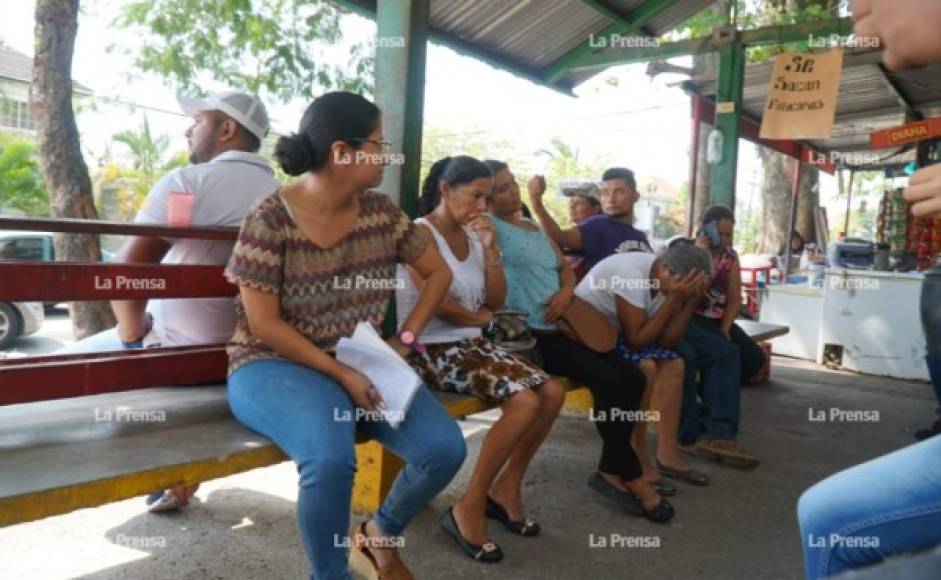 Policías que se encontraban en la escena, dijeron que a eso de las 10:00 pm recibieron una denuncia de 911, a través de la cual les reportaron que hombres vestidos de militares, chalecos antibalas y pasamontañas estaban ingresando a las casas y registrándolas.