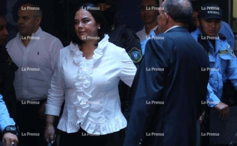 Después de cerca de dos horas en la lectura de sentencia, Rosa Elena Bonilla de Lobo fue declarada culpable.