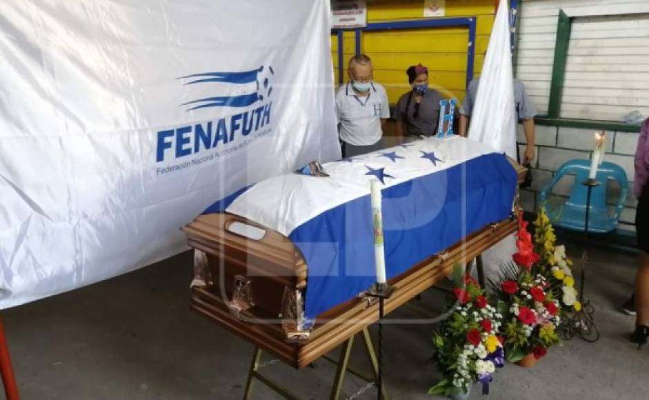 Con una manta de la Fenafuth, arreglos florales y la Bandera de Honduras, así es el entorno del ataúd donde descansa el cuerpo de 'Chelato'.