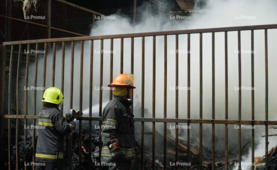 Pobladores de la zona se involucraron con los bomberos para mitigar el incendio pronto.