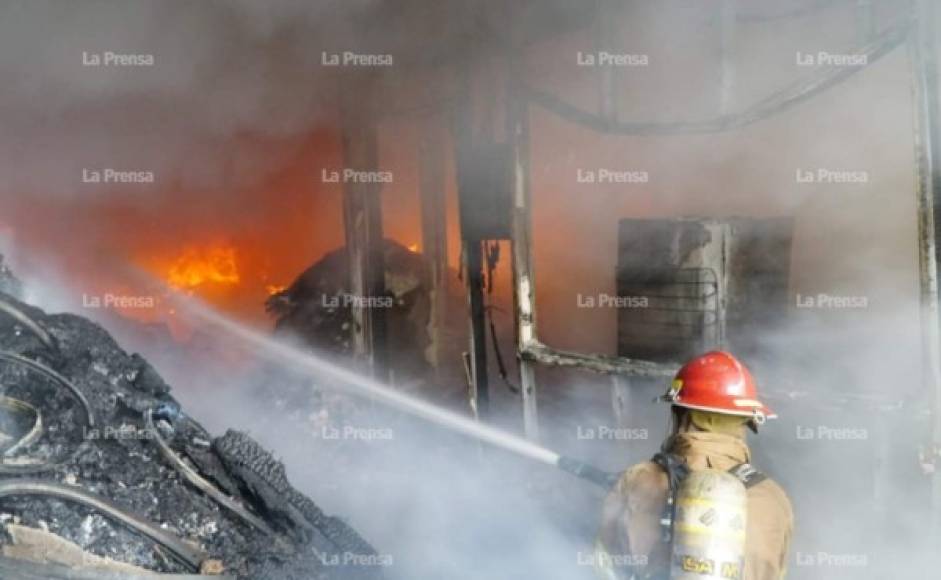 Un voraz incendio se suscitó esta tarde en San Pedro Sula. Específicamente en el sector del bulevar del norte, en el desvío de El Zapotal.