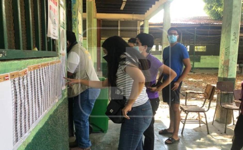 Cientos de votantes que habitan en el Valle de Sula asistieron a sus centros de votación para ejercer el sufragio este domingo 14 de marzo.
