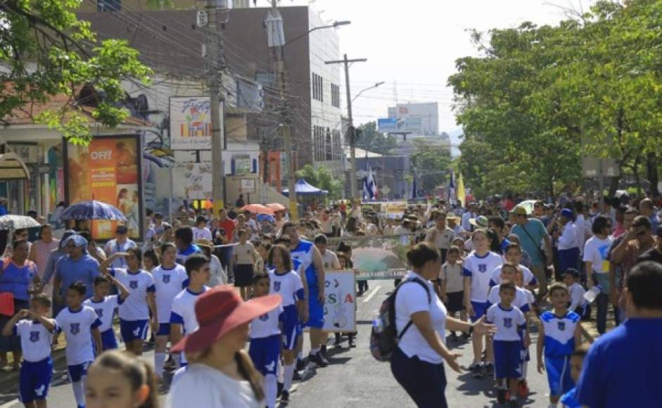Estudiantes del instituto Torre Fuerte que formaron parte de la sección deportiva marcharon con orgullo por la primera calle de San Pedro Sula.