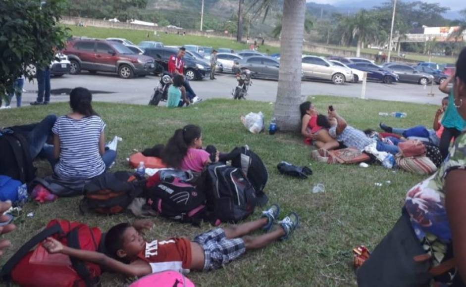 Allí descansaron un buen tiempo y esperaron al amanecer para comenzar la caravana de migrantes. Eran las 5:00 de la mañana cuando todos comenzaron su recorrido a pie, buscando la carretera hacia la frontera con Guatemala.