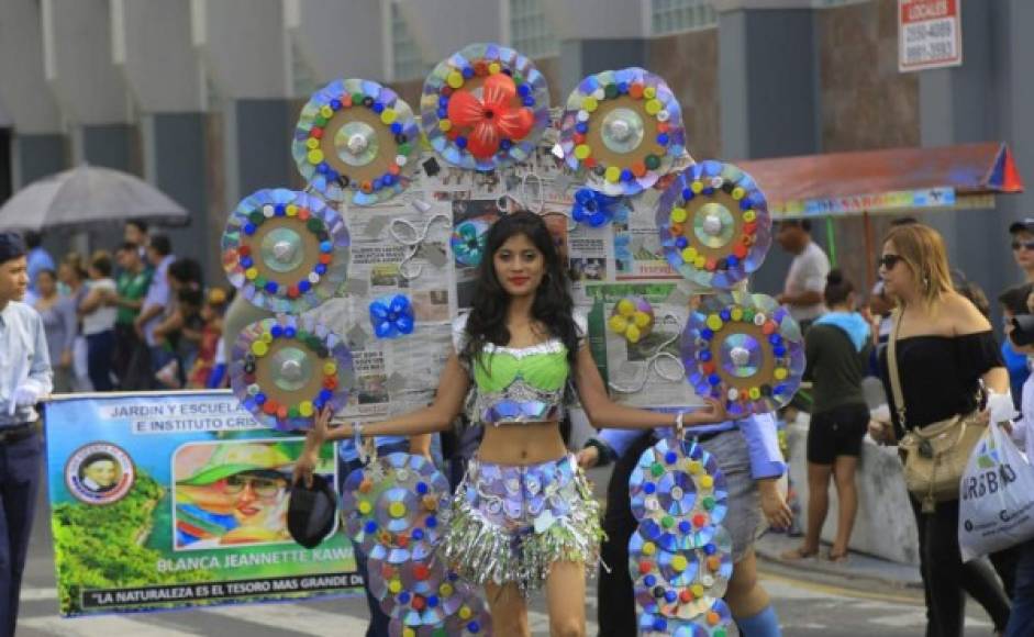 Varios de los centros educativos que participaron utillizaron papel reciclado para la diseñar vestuarios típicos.