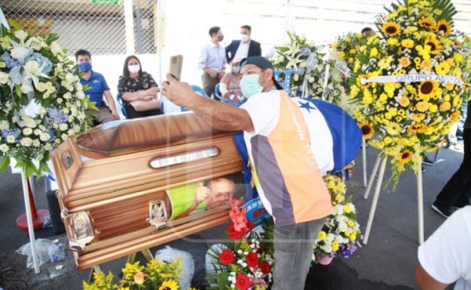 Los restos de José de la Paz Herrera fueron llevados esta mañana al estadio Nacional para su respectivo velatorio.