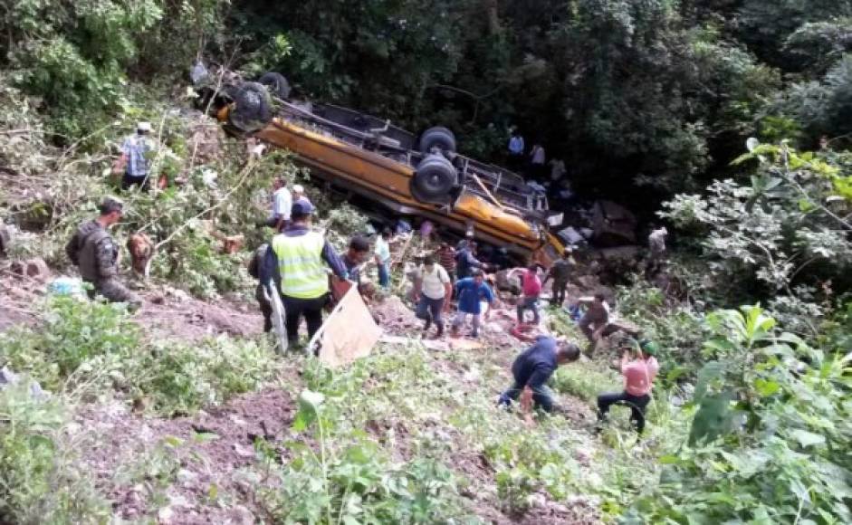 El bus que conducía a Testigos de Jehová desde Choloma hasta el municipio de Las Flores se volcó en el municipio de San Juan de Opoa en Copán en el occidente de Honduras. Hay más de 14 muertos y más de 40 heridos.