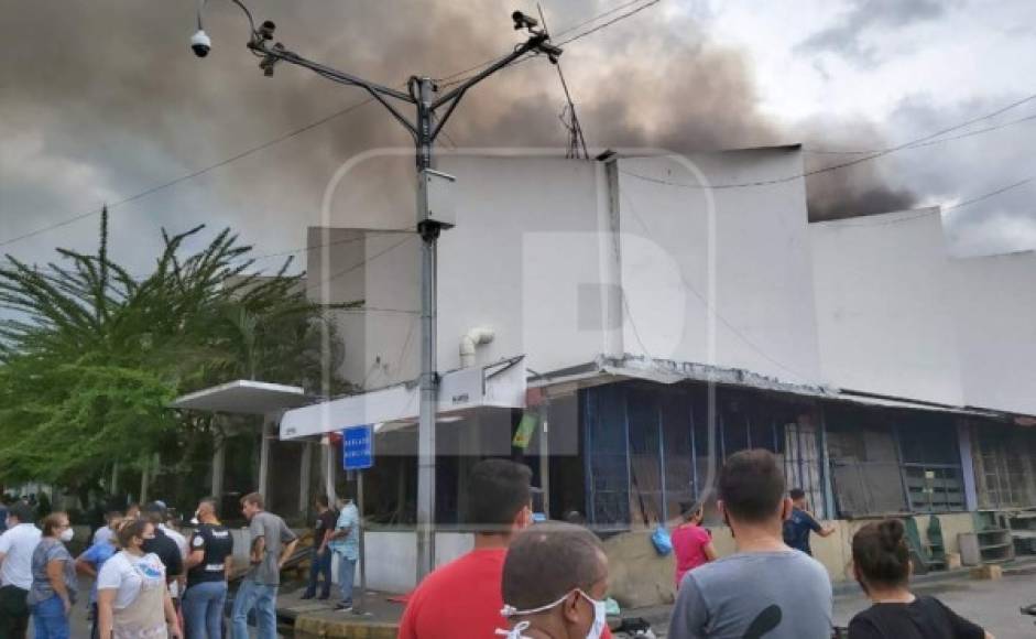 Varios vecinos y dueños de negocios estuvieron en las afueras del Mercado para observar el incendio.