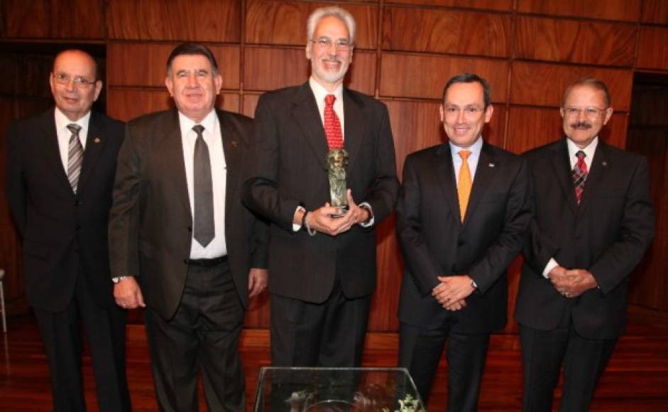 Ricardo Marichal, Manuel de Jesús Bautista, el galardonado Ricardo Agurcia, Marlon Tábora y Nicolás Cruz Torres.