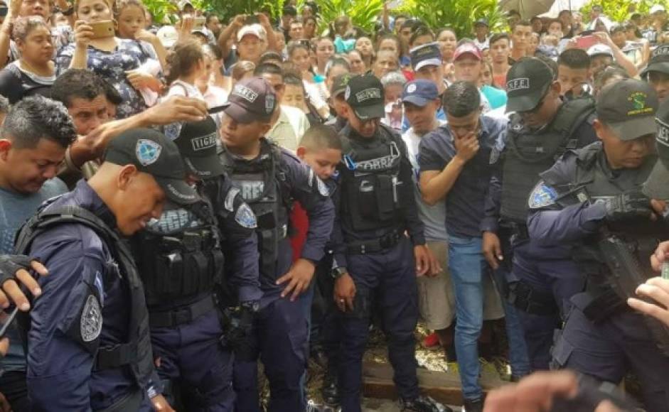 Un policía llora la muerte de su compañero, asesinado en Olancho.