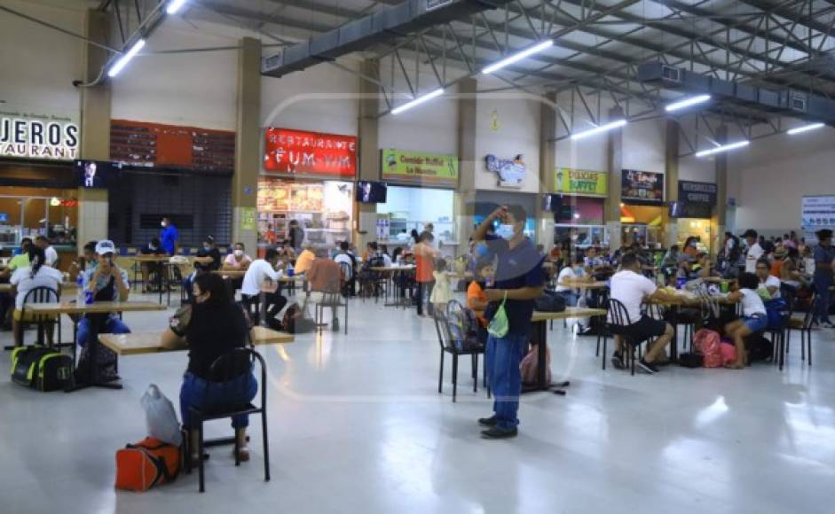 Mientras salían sus buses, otras personas se alimentaron en el food court.