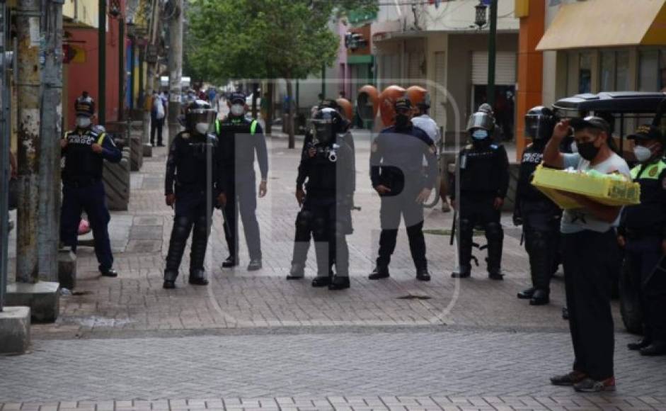 No es la primera vez que los policías municipales llegan a desalojar a vendedores ambulantes del centro capitalino, aunque esta vez no hubo violencia ni enfrentamiento entre agentes del orden y vendedores.