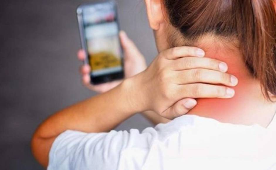 De hecho, existe un síndrome del cuello dañado por el uso excesivo del celular en la actualidad.