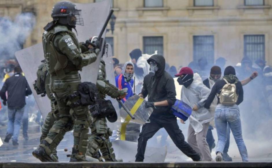 Una batalla campal entre vándalos encapuchados y la Policía colombiana se desató este jueves en la Plaza de Bolívar de Bogotá al cierre de las manifestaciones contra la política económica y social del Gobierno del presidente Iván Duque.