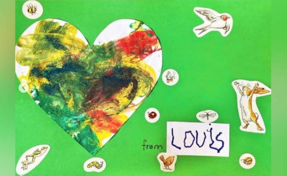 Louis, de dos años, elaboró una colorida tarjeta verde con un corazón pintado a su manera y divertidas figuras de animales pegadas.