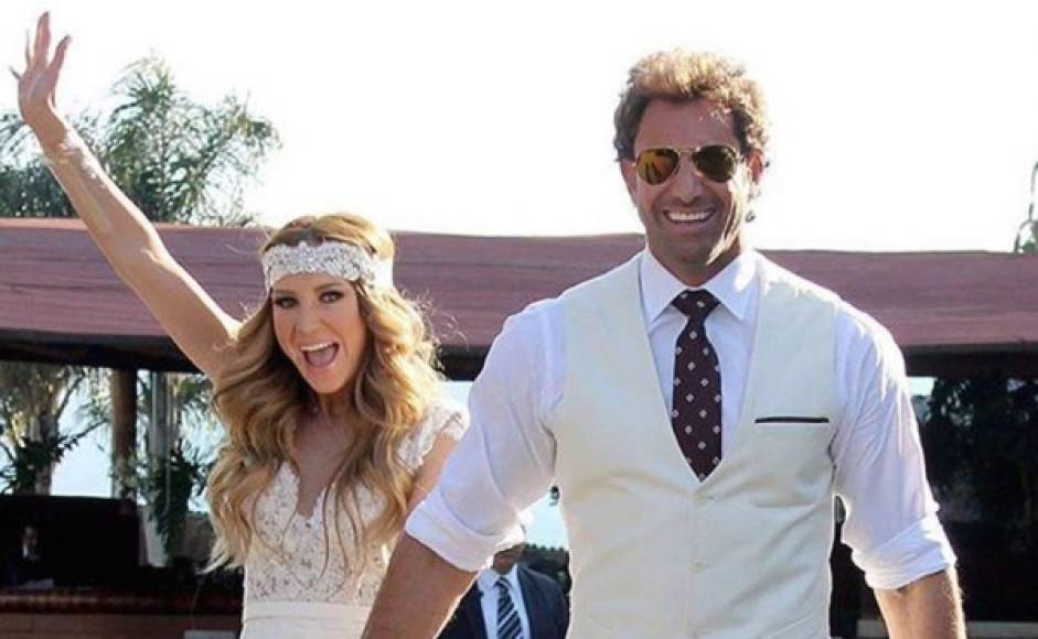 Tras ocho años de relación, Gabriel Soto y Geraldine Bazán dieron el sí en el altar. Luego de ser declarados marido y mujer, la bella pareja se tomó el tiempo para compartir algunas palabras con los medios de comunicación y revelaron detalles de la ceremonia, en la que además bautizaron a su hija Alexa Miranda.