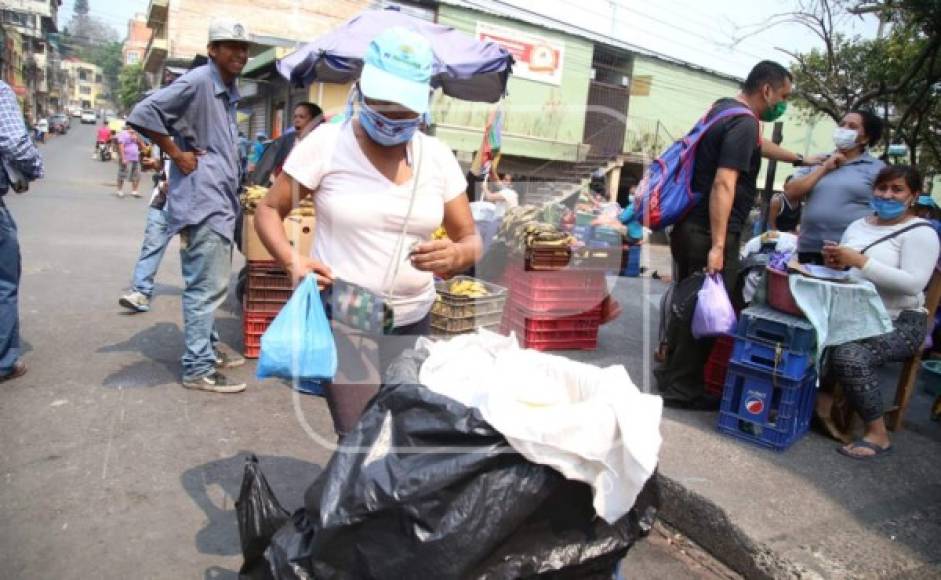 Muchos vendedores están tratando de cumplir las medidas de distanciamiento físico, y la mayoría usaba mascarilla.