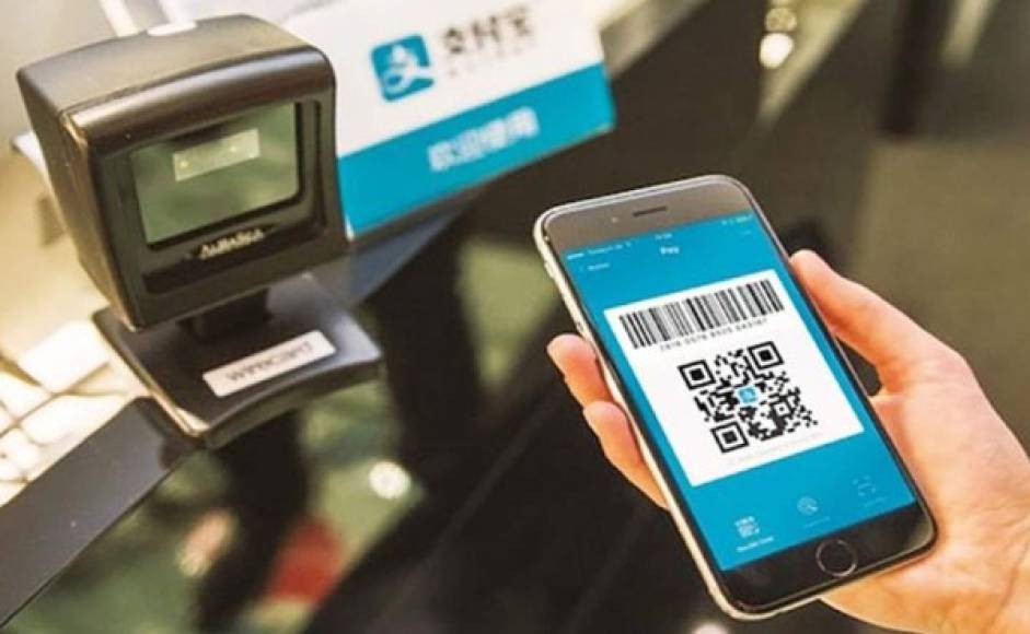 - Alipay, más fuerte que PayPal -<br/><br/>Alipay, propiedad del gigante del comercio en línea Alibaba, fundada por el multimillonario Jack Ma, es la plataforma de pago más grande del mundo. Como WeChat Pay, su principal competidor en China, Alipay permite pagar sus compras a través de una aplicación móvil utilizando códigos QR.<br/><br/>Presente en más de 80 millones de tiendas, este sistema es utilizado cada mes por más de 700 millones de personas, según las cifras de la empresa. Alipay declara un volumen anual de transacciones que supera los 118 billones de yuanes (unos 17,7 billones de dólares, 14,4 billones de euros), es decir, cinco veces más que el gigante estadounidense PayPal.