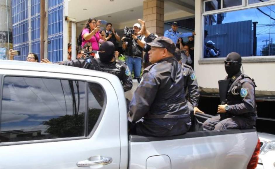 Bajo fuertes medidas de seguridad fueron trasladados los exmiembros de la Judicatura. Los cinco varones fueron enviados al I Batallón de Infantería y la única mujer fue llevada al Centro Femenino de Adaptación Social (Cefas).