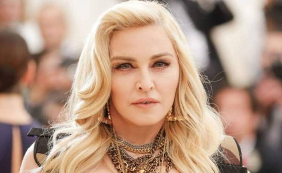 La reina del pop Madonna trabajó como corista y también trabajó en un Dunkin Donuts en Nueva York, donde fue despedida por arrojar una bebida a un cliente.