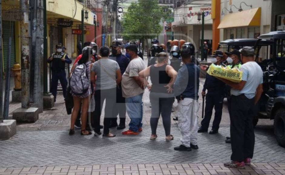 Los vendedores trataron de dialogar con los policías, pero estos procedieron con el desalojo.