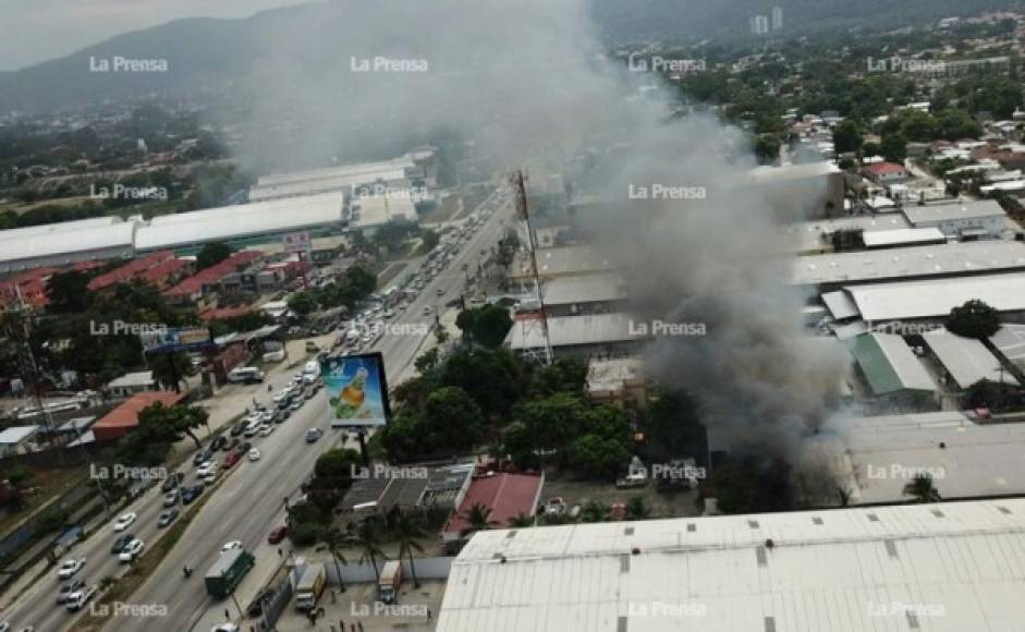 En la toma aérea se muestra cómo el incendio consumió parte del plantel.