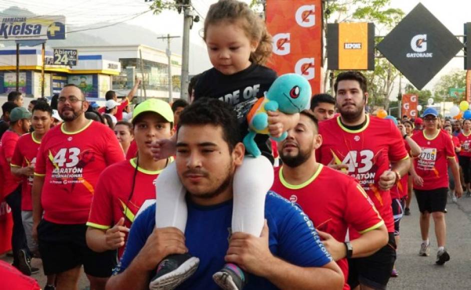 Además, fueron hermosas las escenas donde se vio a cientos de familias participaron en la maratón. Muchos padres cargaron en sus hombros a sus hijos y corrieron con ellos.