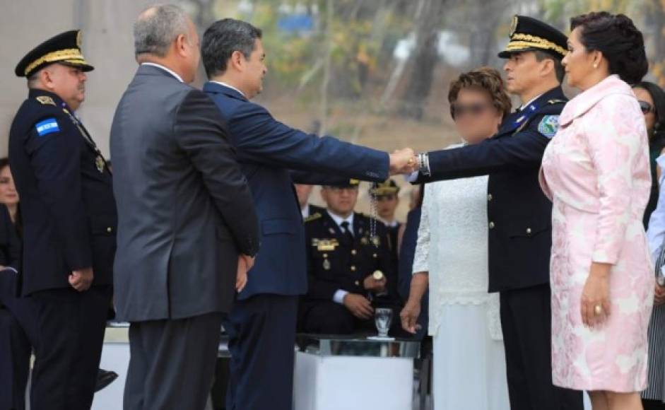 "Leonel Luciano Sauceda Guifarro ingresó a la Policía Nacional el 22 de enero de 1992 con el grado de subteniente y el 30 de enero de 2020 ascendió al rango de comisionado general, ostentaqndo el cargo de director de Recursos Humanos."