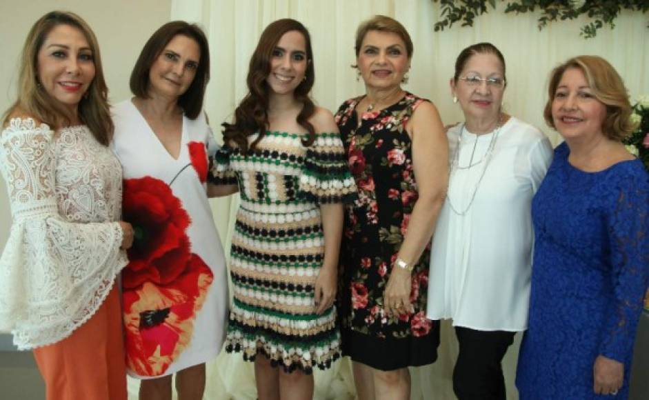 Ivonne Mourra, Cristina Bahaia, Vanessa Nazrala, Ana Hernández, Virginia Sikaffy y María Eugenia Nazrala.