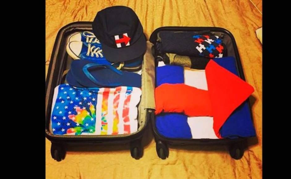 Hillary Clinton presumió su kit de viaje con los colores de la bandera de Estados Unidos. Instagram.