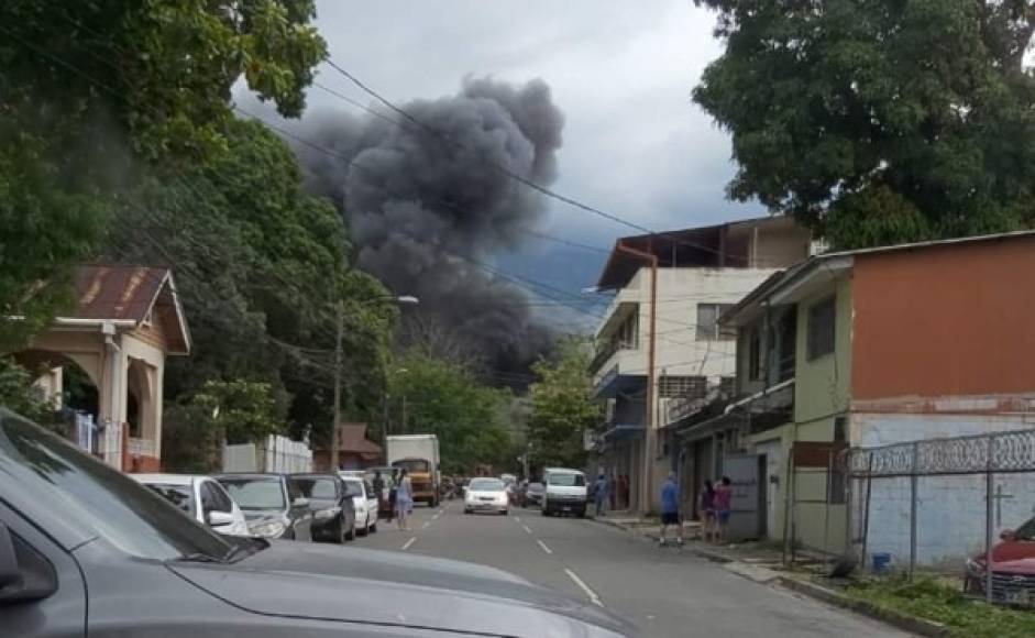 Locatarios, vecinos y personas que circulaban por el Mercado Guamilito llamaron al Cuerpo de Bomberos para que llegaran al lugar a apagar el incendio.